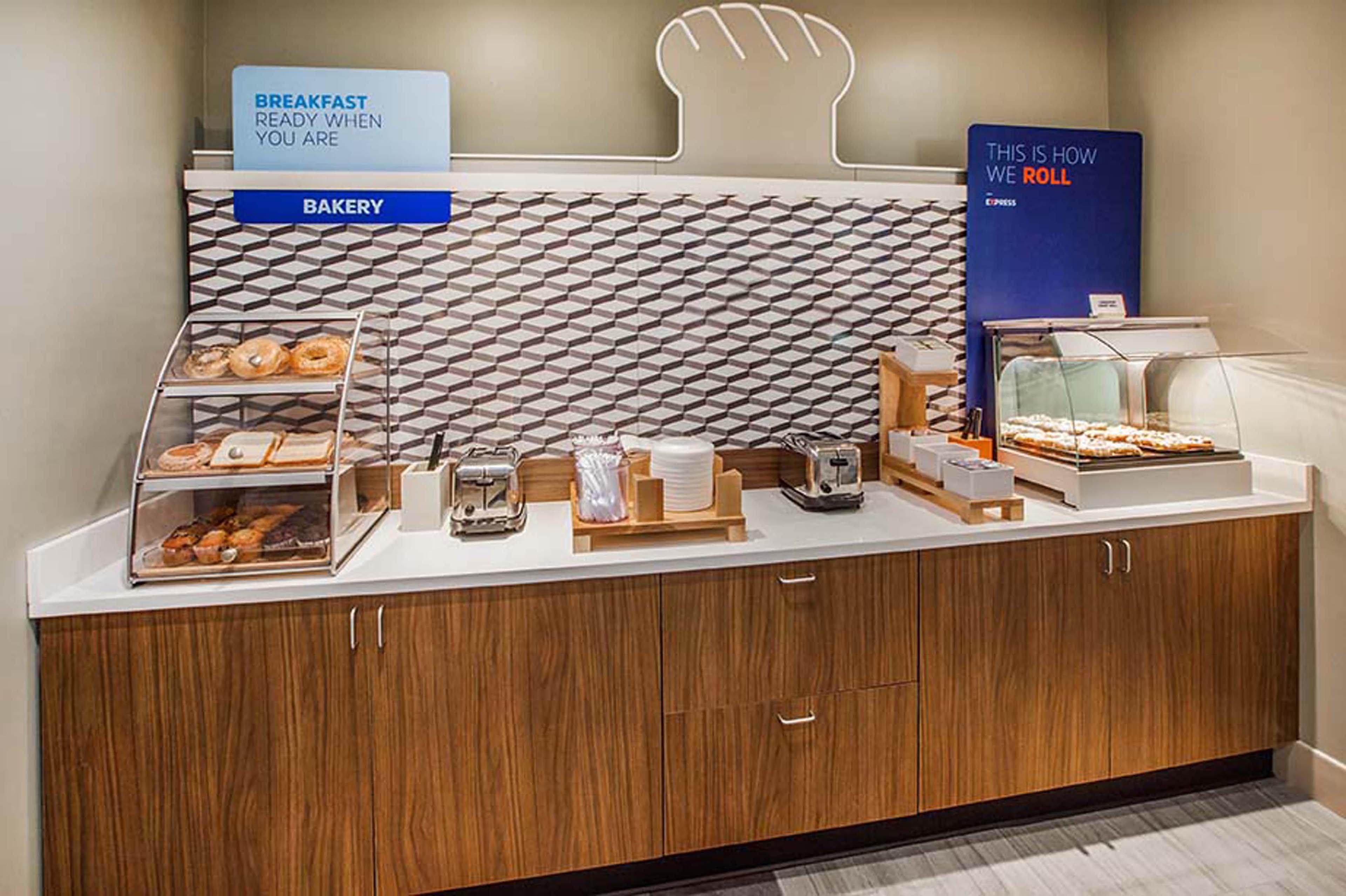 Holiday Inn Express Hotel & Suites Burlington By Ihg Luaran gambar