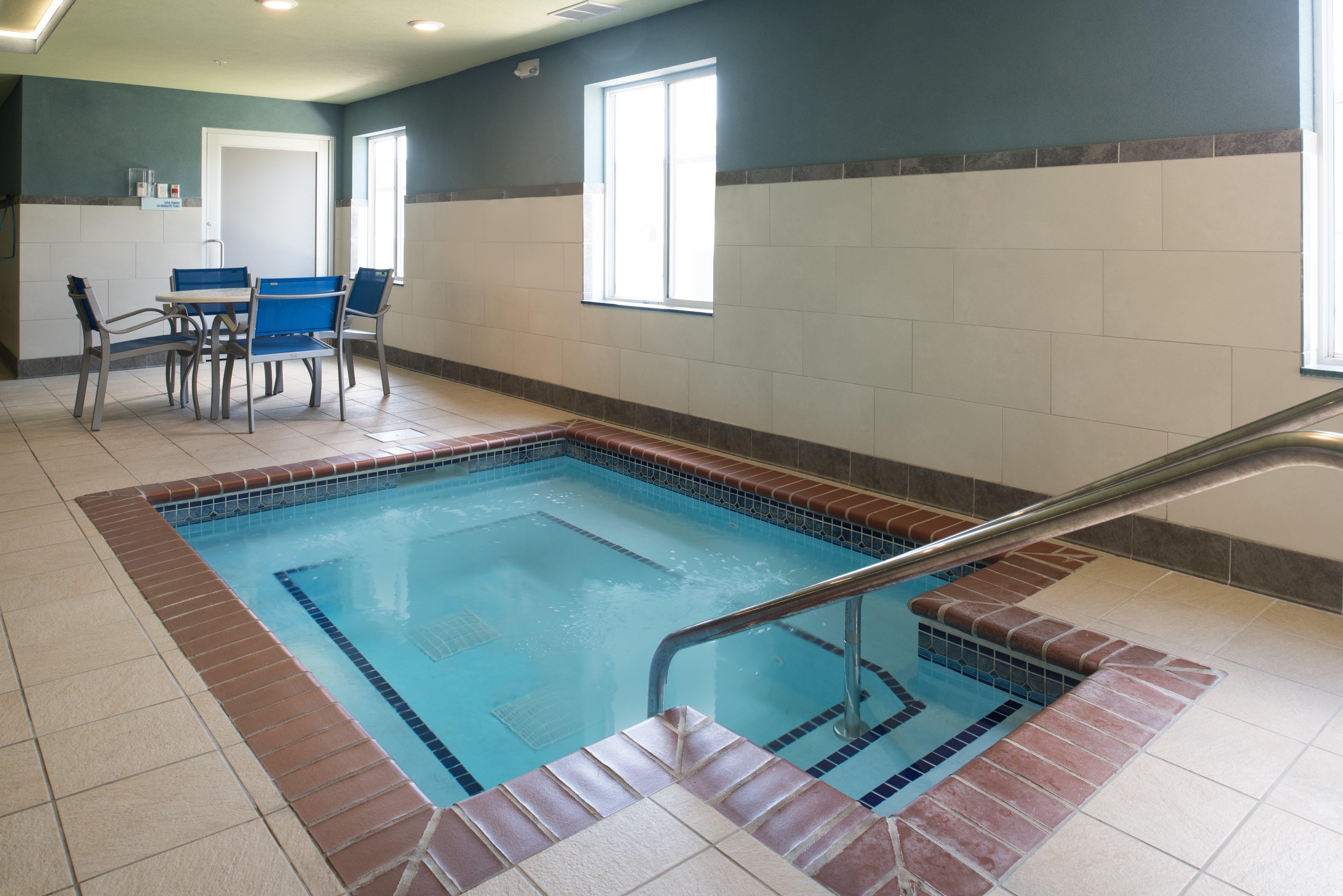 Holiday Inn Express Hotel & Suites Burlington By Ihg Luaran gambar