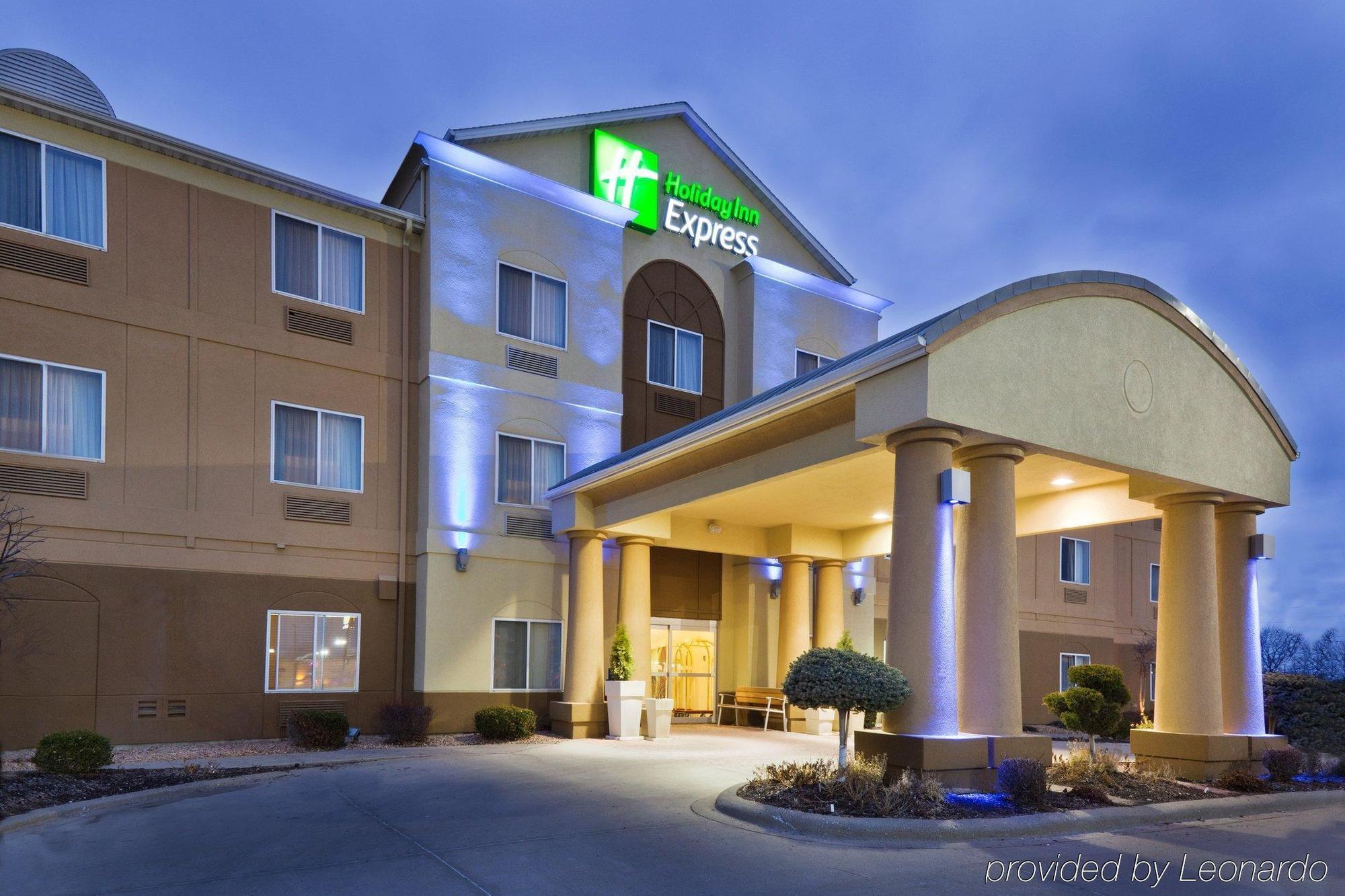 Holiday Inn Express Hotel & Suites Burlington By Ihg Luaran gambar