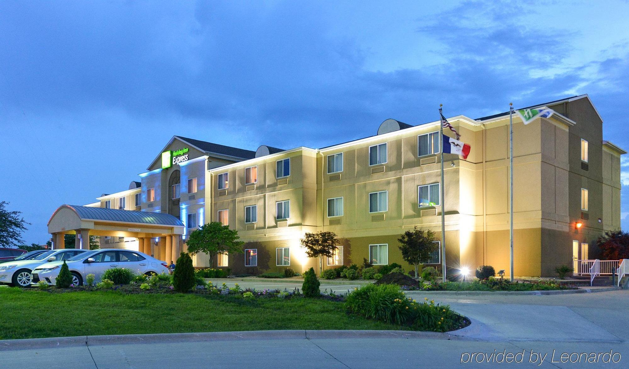 Holiday Inn Express Hotel & Suites Burlington By Ihg Luaran gambar