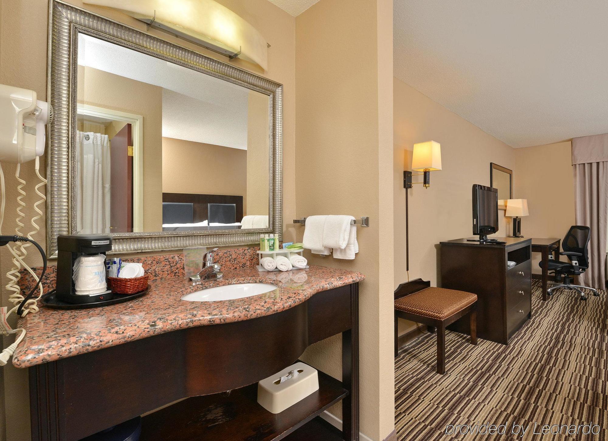 Holiday Inn Express Hotel & Suites Burlington By Ihg Luaran gambar