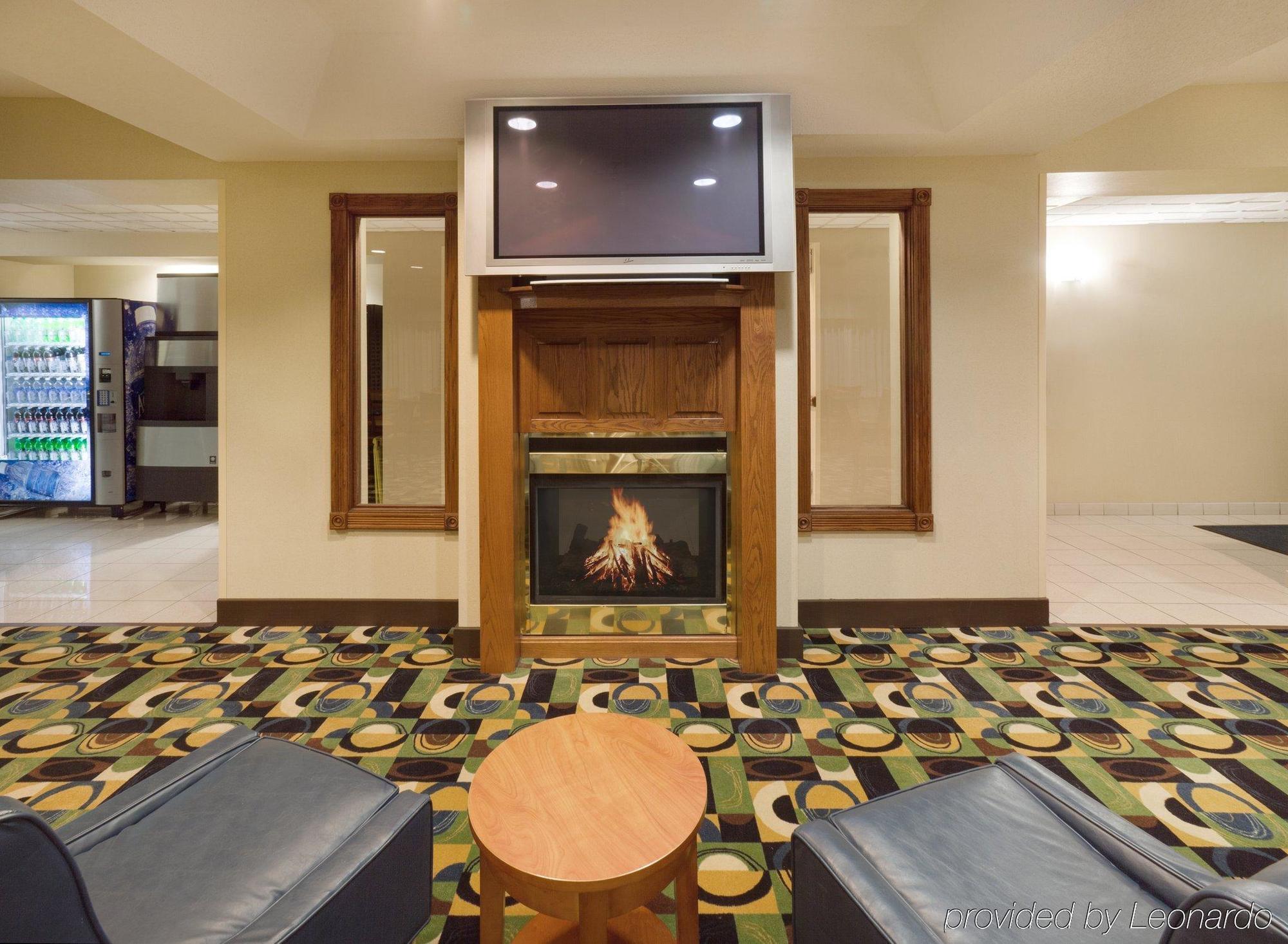 Holiday Inn Express Hotel & Suites Burlington By Ihg Dalaman gambar