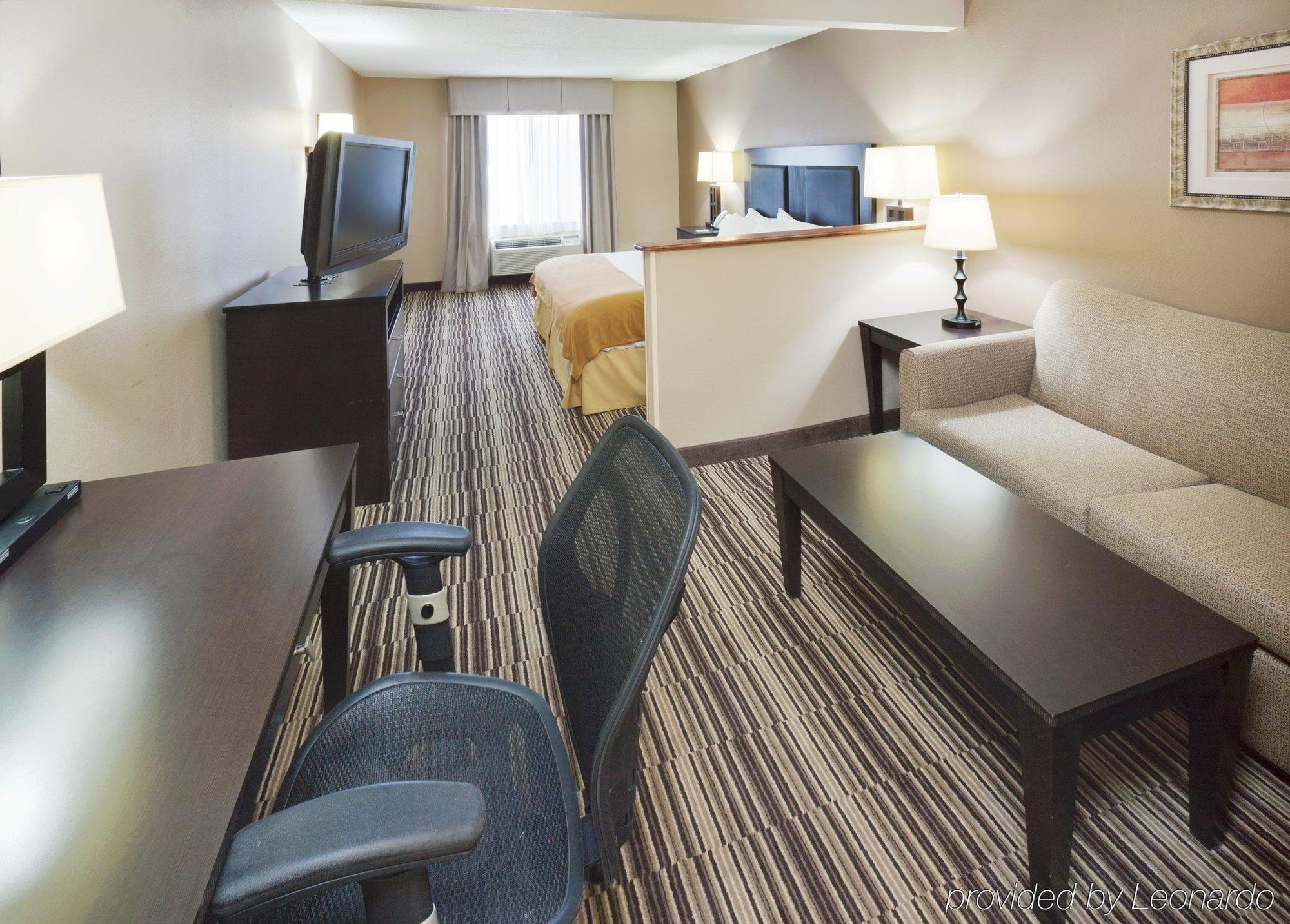 Holiday Inn Express Hotel & Suites Burlington By Ihg Bilik gambar